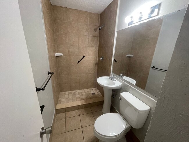 Building Photo - Eustis 2 Bed 2 Bath Home w/ Den