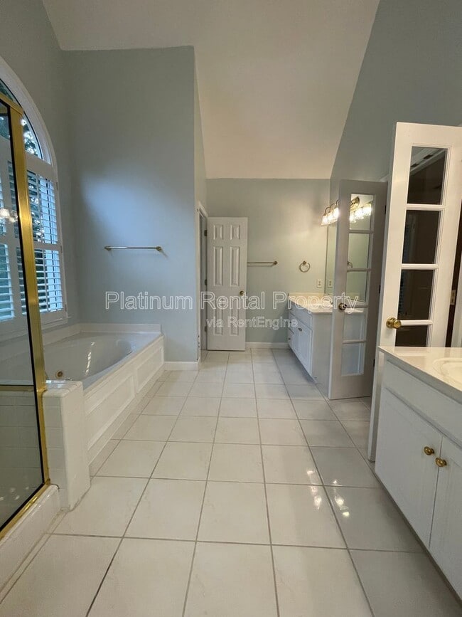 Building Photo - 870 Ingleside Dr
