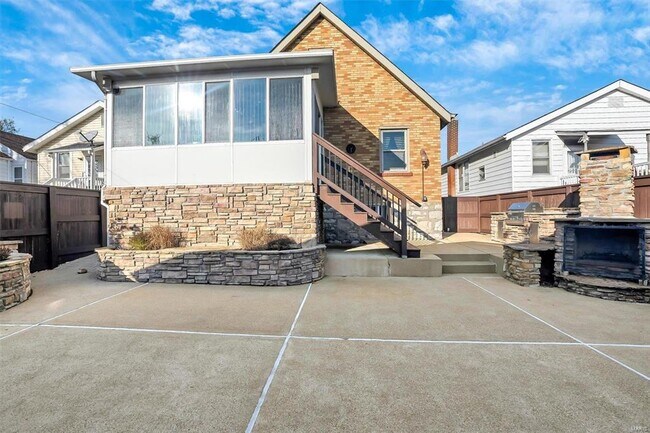 Building Photo - 6304 Bradley Ave