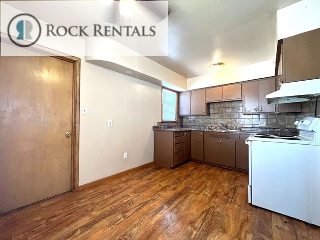 Building Photo - 2 Bed 1 Bath in Quiet Neighborhood