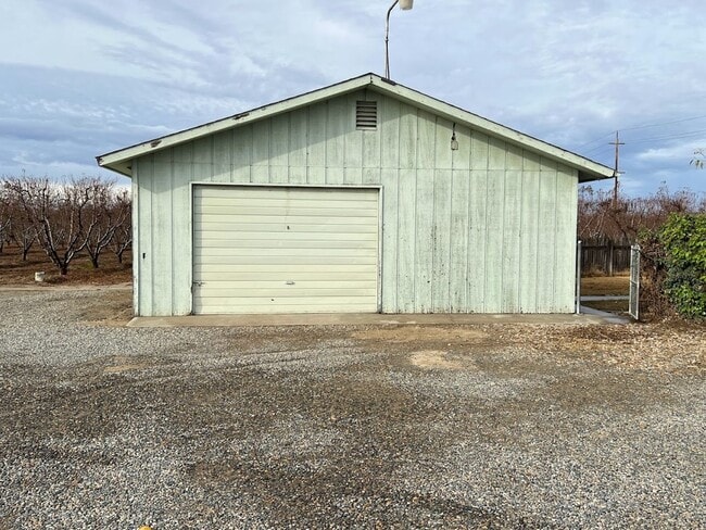 Building Photo - Reedley Country Home For rent