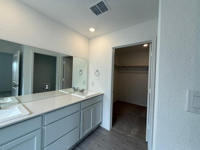 Building Photo - 125 Sormonne Lp