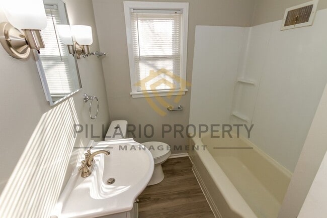 Building Photo - 3 Bed/1 Bath Bungalow near Wes Montgomery ...