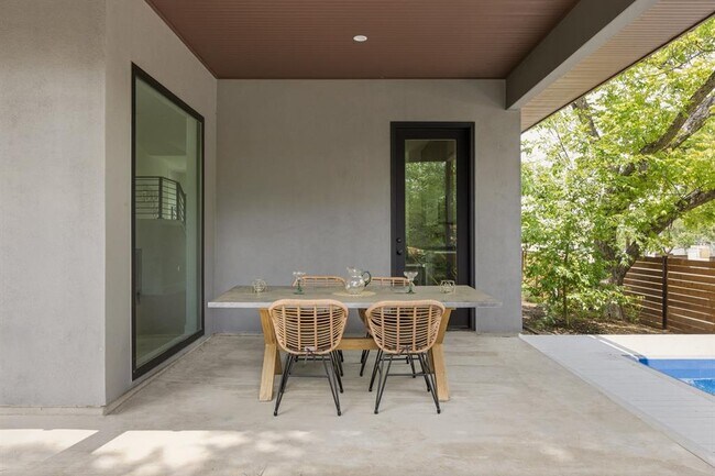 Building Photo - 2300 Bluebonnet Ln