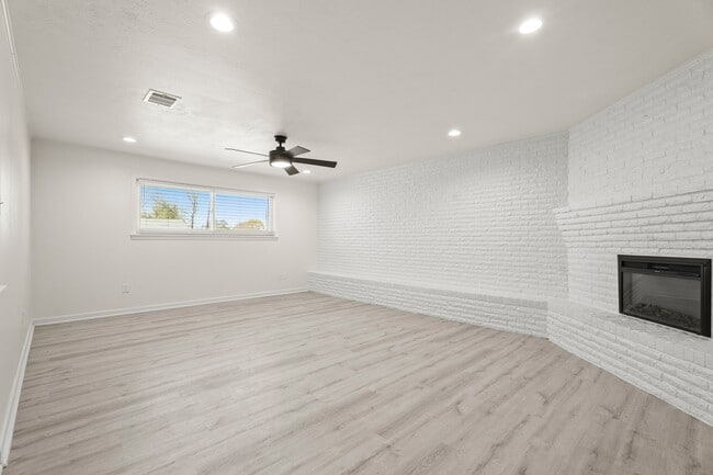 Building Photo - 1302 I Ave