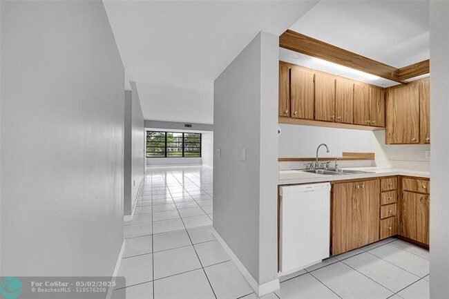 Building Photo - 1713 Whitehall Dr