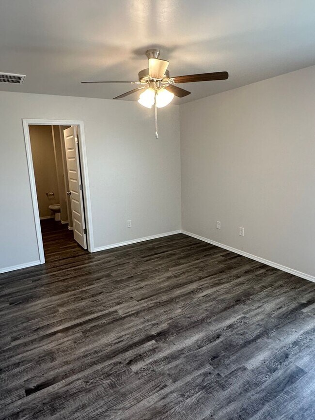 Building Photo - Preleasing Now! Spacious 3-Bed, 2-Bath Home in Yukon