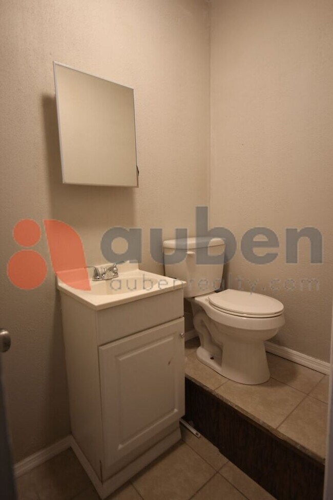 Building Photo - 4 Bedroom 2 Bath Move In Ready