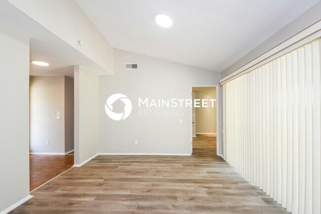 Building Photo - 4 Bedroom Pet-Friendly Home in St. Louis, MO with Main Street Renewal