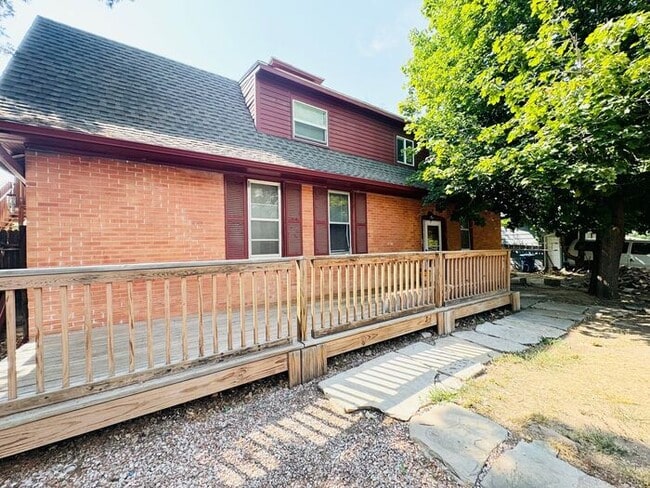 Building Photo - Beautiful 3 Bed 1.5 Bath Townhome in a Ren...