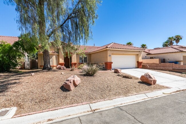 Building Photo - Charming Single-Story Home with Spa & Covered Patio Near Spencer & Wigwam in Las Vegas
