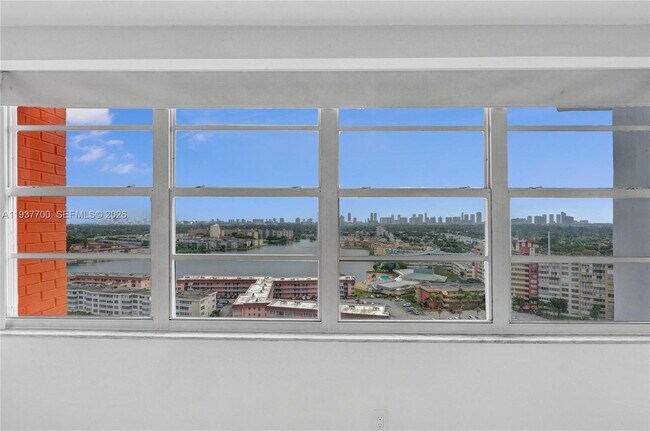 Building Photo - 1351 NE Miami Gardens Dr