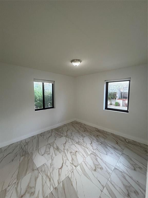 Building Photo - 912 NE 15th Ave