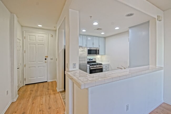 Building Photo - Bright & Airy, Recently Updated 3rd Floor Apartment in the Catalina Building Across from Central ...