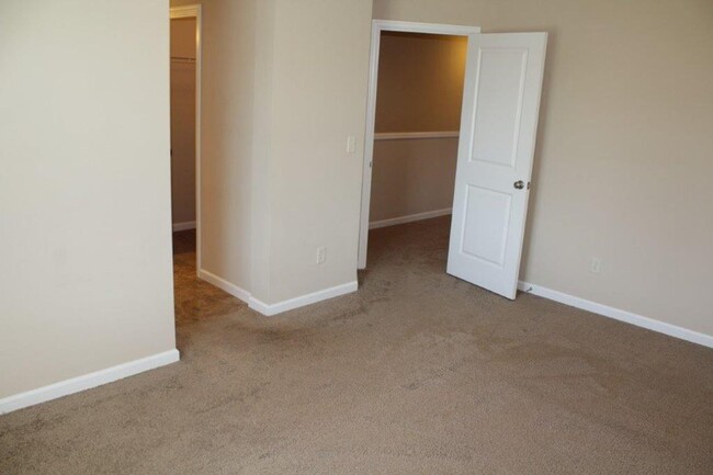 Building Photo - Beautiful 3 Bed/ 2.5 Bath Townhome w/ Gas ...