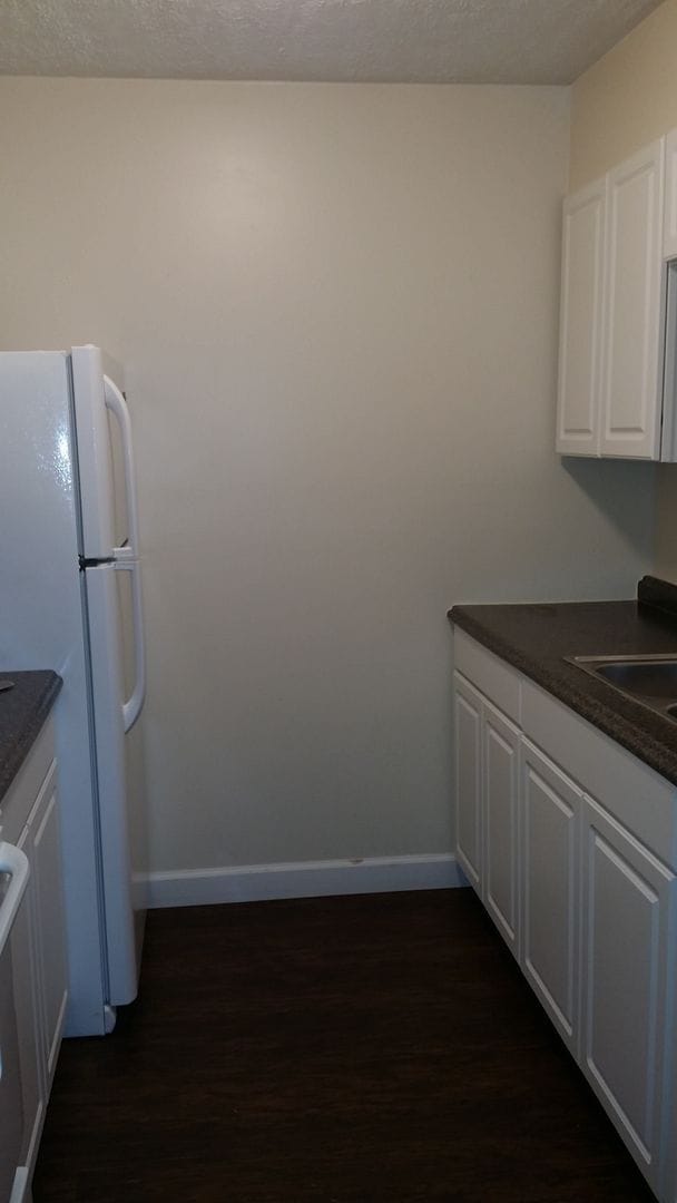 Building Photo - 1 Bedroom Downtown Court Yard Level Apartment