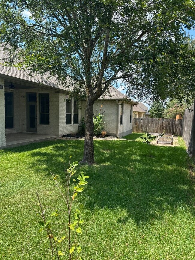 Building Photo - College Station - 3 bedroom 2 bath- 2 car garage - fenced in back yard home in Castlegate