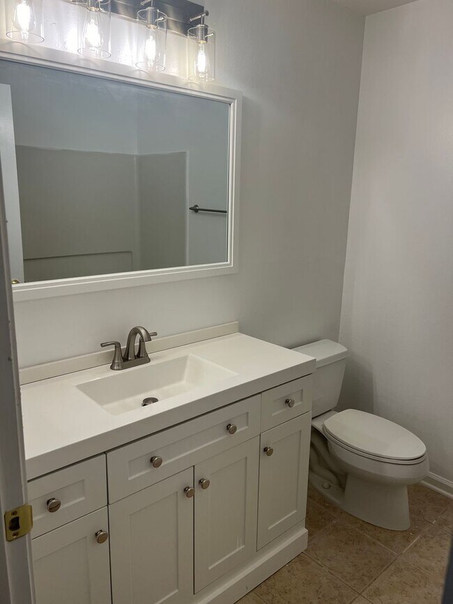 Building Photo - Nicely Updated Condo in Old South!