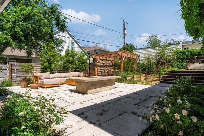 Building Photo - 3004 Oakmont Blvd