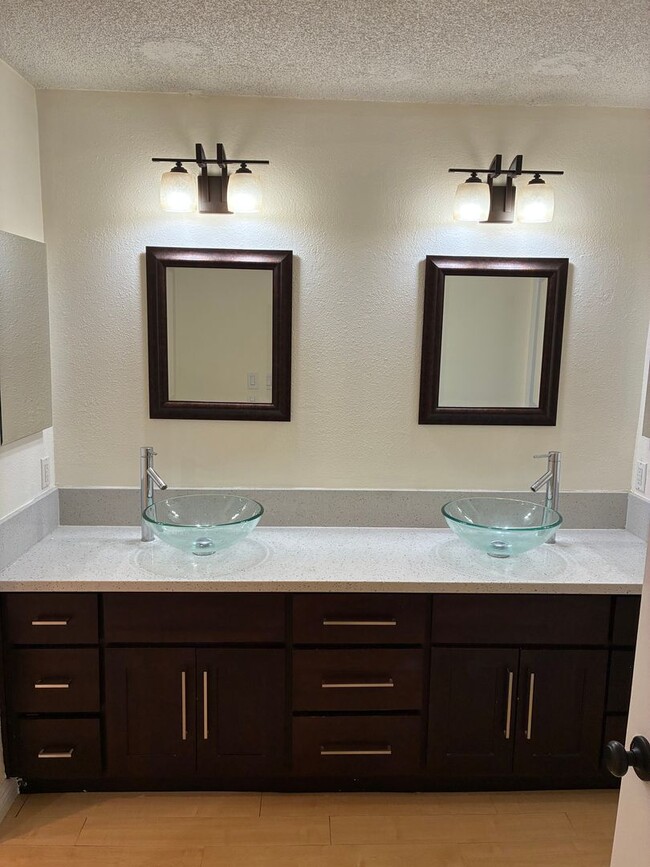 Building Photo - BRAND NEW 1 BEDROOM 1 BED UNIT!!!!