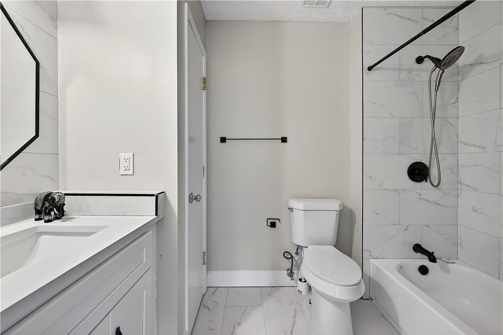 Building Photo - 679 Anderson Walk