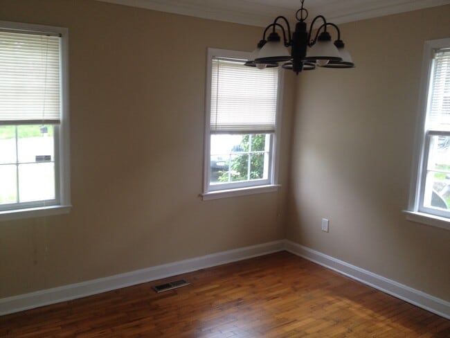 Building Photo - **AVAILABLE NOW**3 Bedroom / 2 Bathroom Ho...