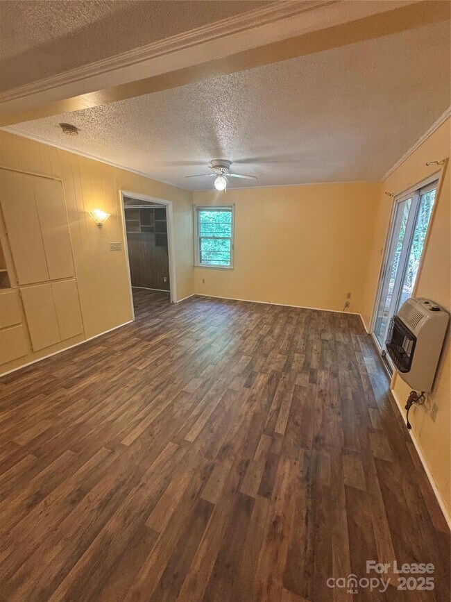 Building Photo - 724 Oakdale Dr