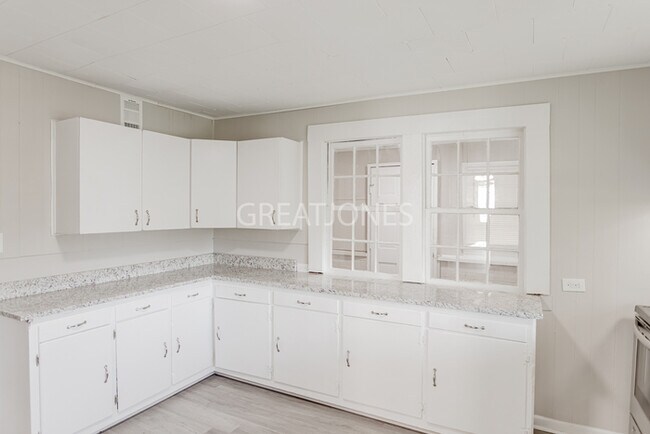 Building Photo - 1703 Pine St