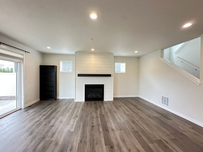 Building Photo - Cda Home Located In The Trails