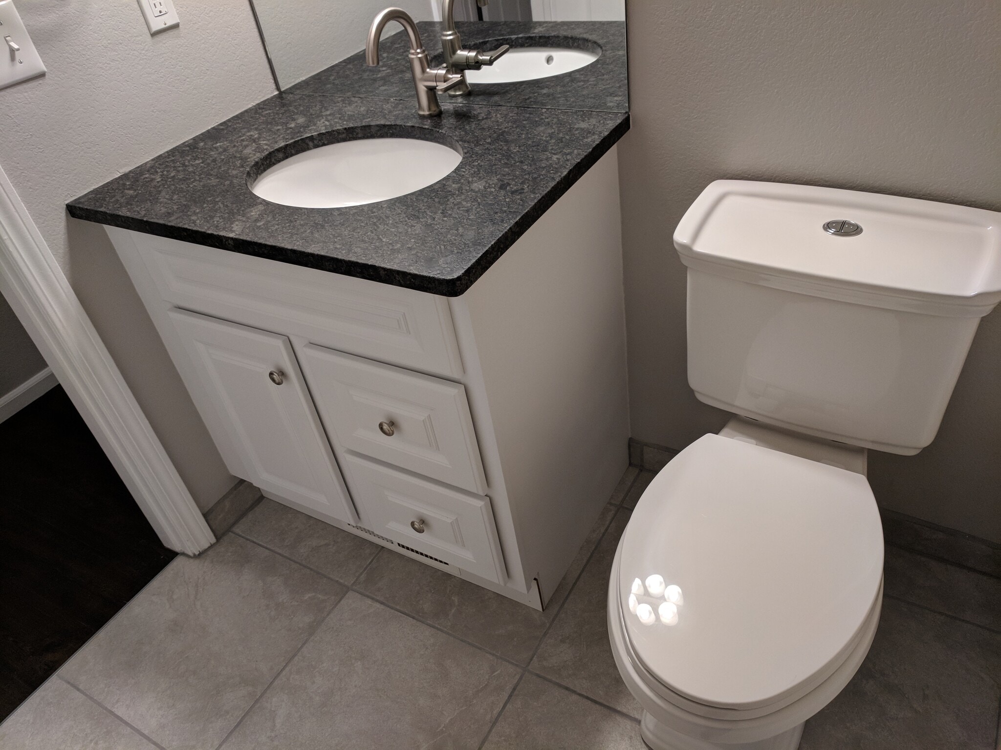 Main Floor Full Bath - 1913 Crestview Dr