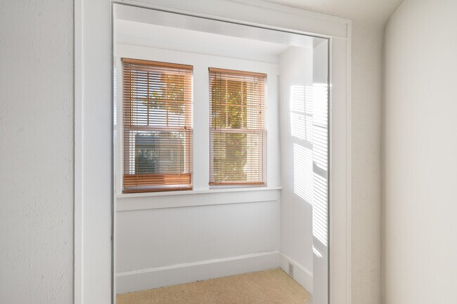 Building Photo - 1234 Beach Dr NE