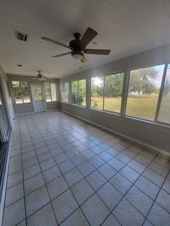 Building Photo - Little Lake Weir Waterfront FENCED 3BR/2BA on 6 Acres with Horse Barn, Private Boat Ramp & Dock