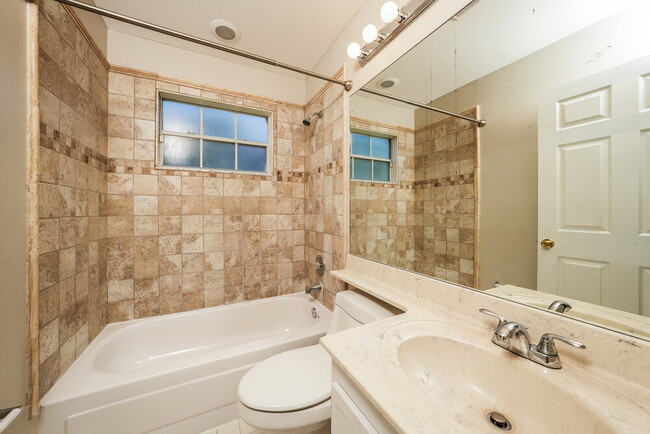 Building Photo - 984 Lake Breeze Dr