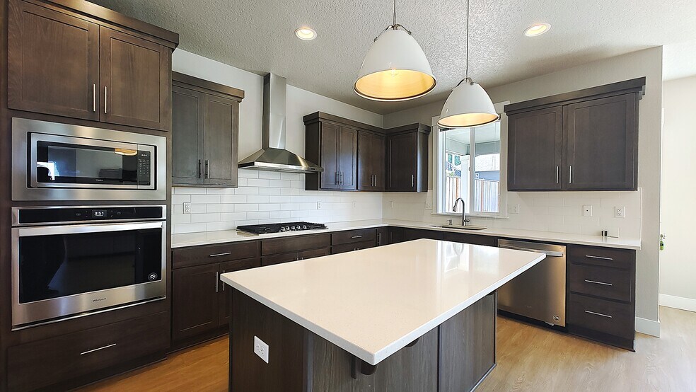 Building Photo - 17542 SW Sunview Ln