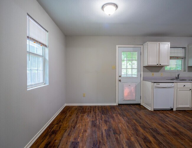 Building Photo - 601 E Marble St
