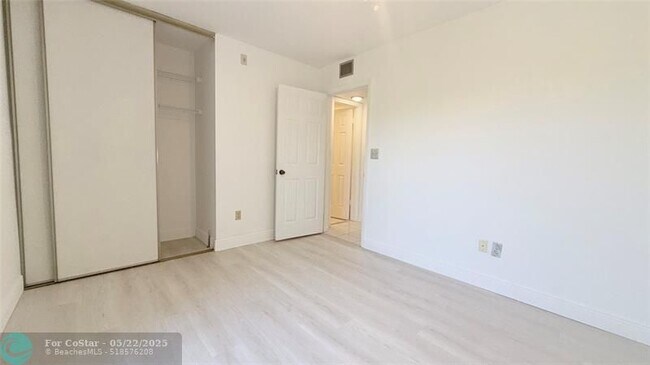 Building Photo - 2900 NW 42nd Ave