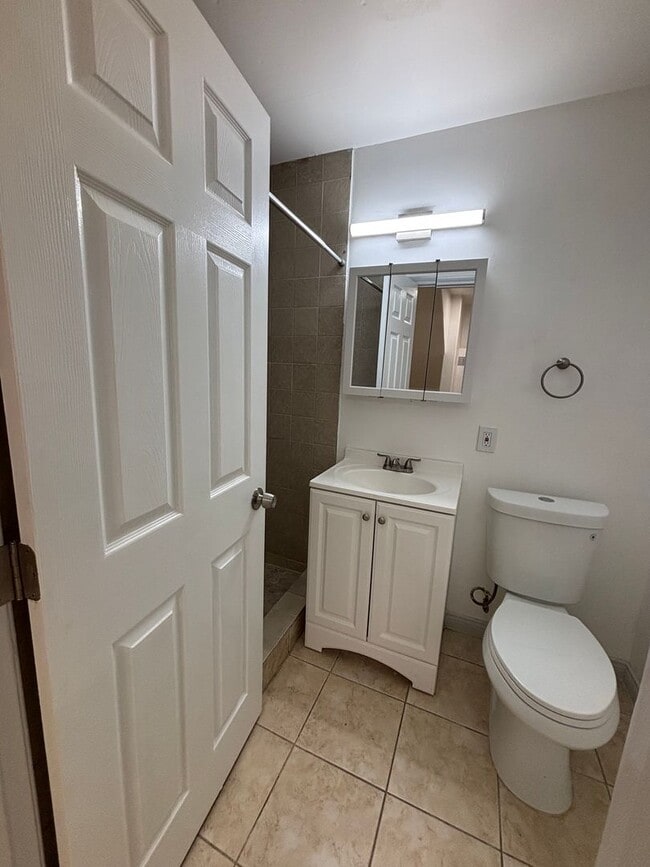 Building Photo - Beautiful Newly Renovated 1 Bedroom in Lon...