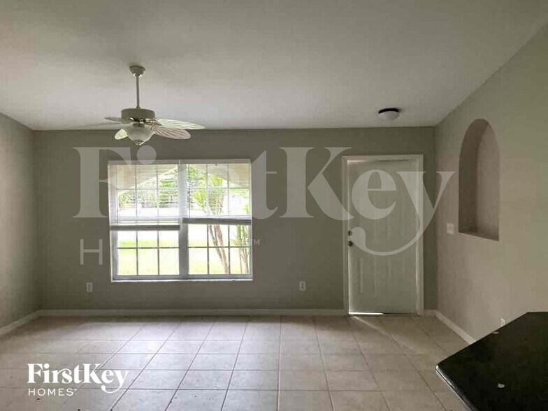 Building Photo - 524 SW 25th Ln