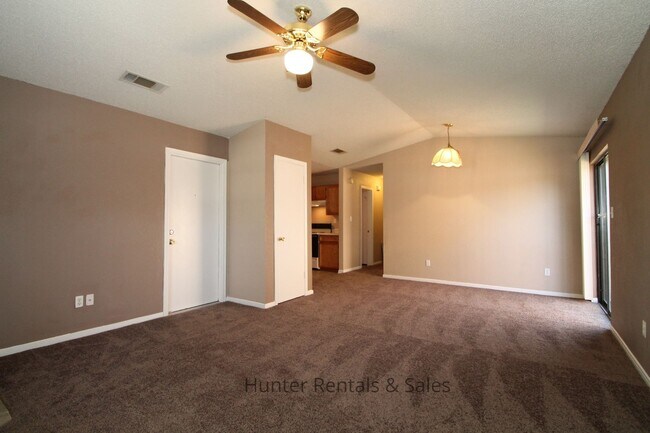 Building Photo - Delightful Duplex!