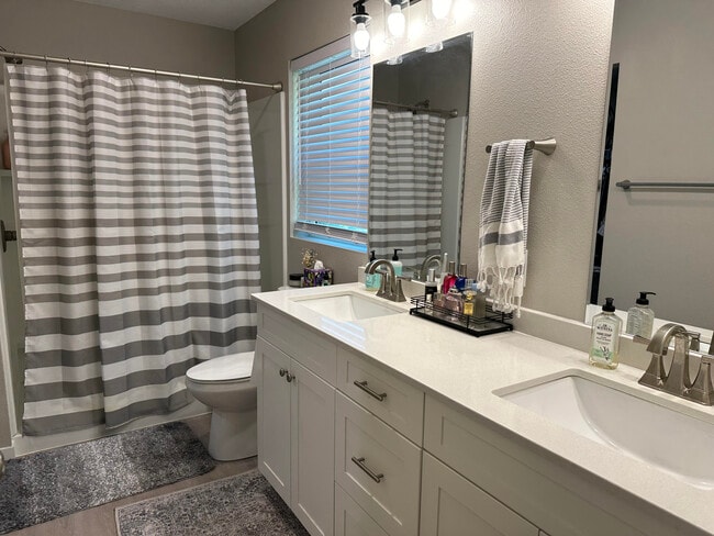 Master bath with double sink - 4302 Spruce Creek Dr