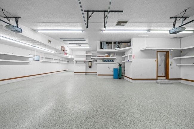 Building Photo - 4 Bedroom Pool Home on the Golf Course