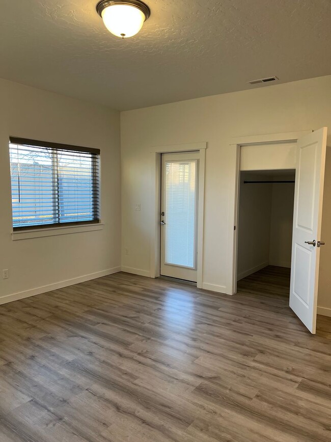 Building Photo - Townhome in Nampa close to CWI