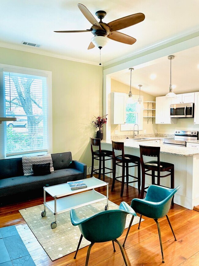 Building Photo - Beautifully restored cottage downtown Madsion