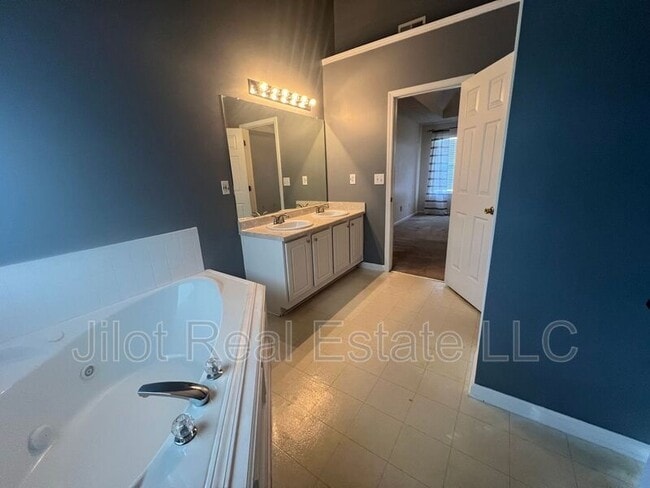 Building Photo - 1640 Bennett Dr