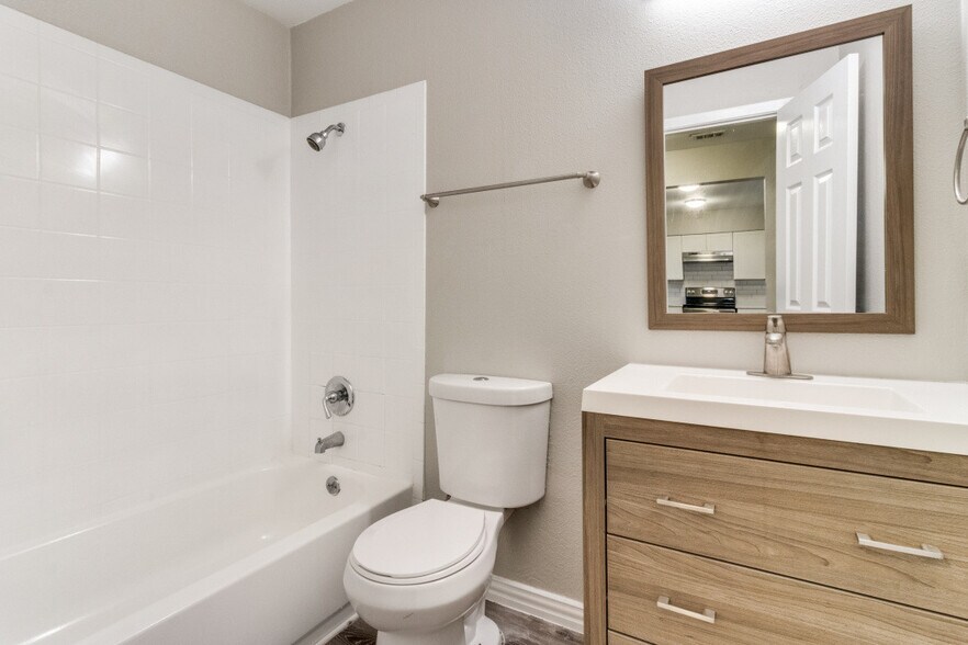 Bathroom 2 - 1516 Valley View St