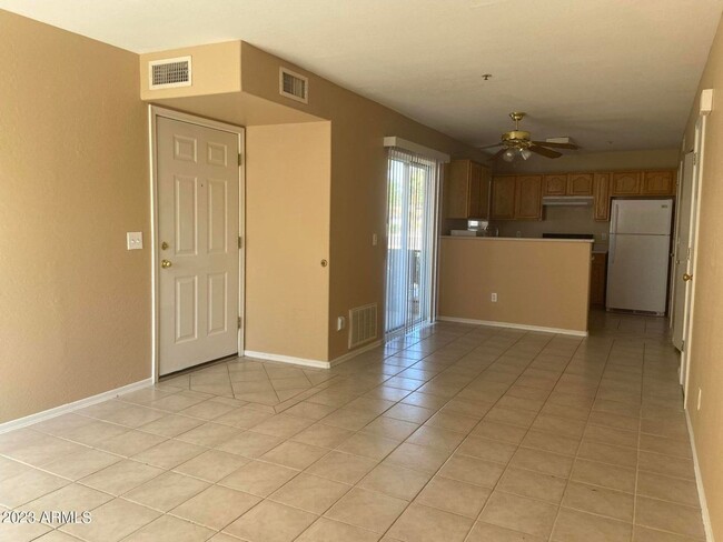 Building Photo - 2 bedroom townhome!