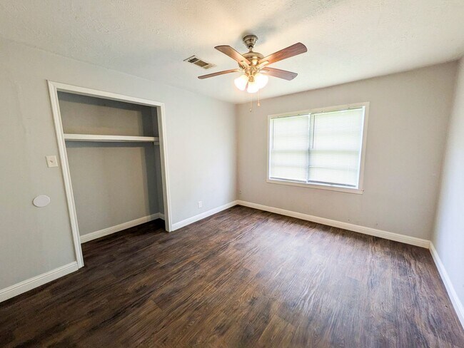 Building Photo - 5150 Parkview Dr