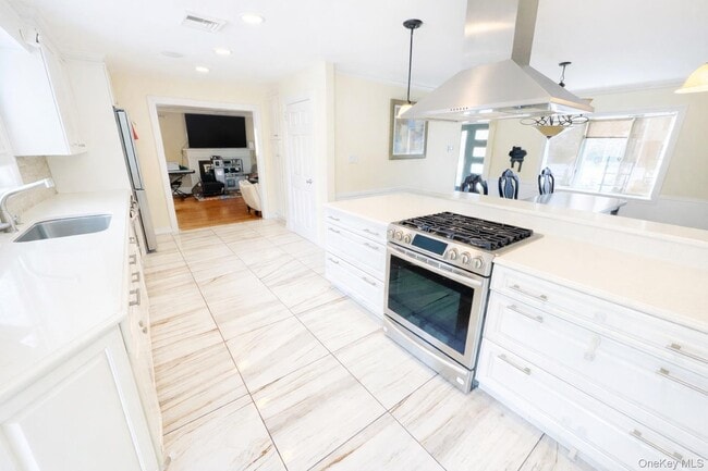 Building Photo - 2345 Lancaster Ave