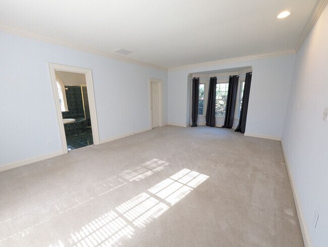 Building Photo - 325 Yorkshire Dr