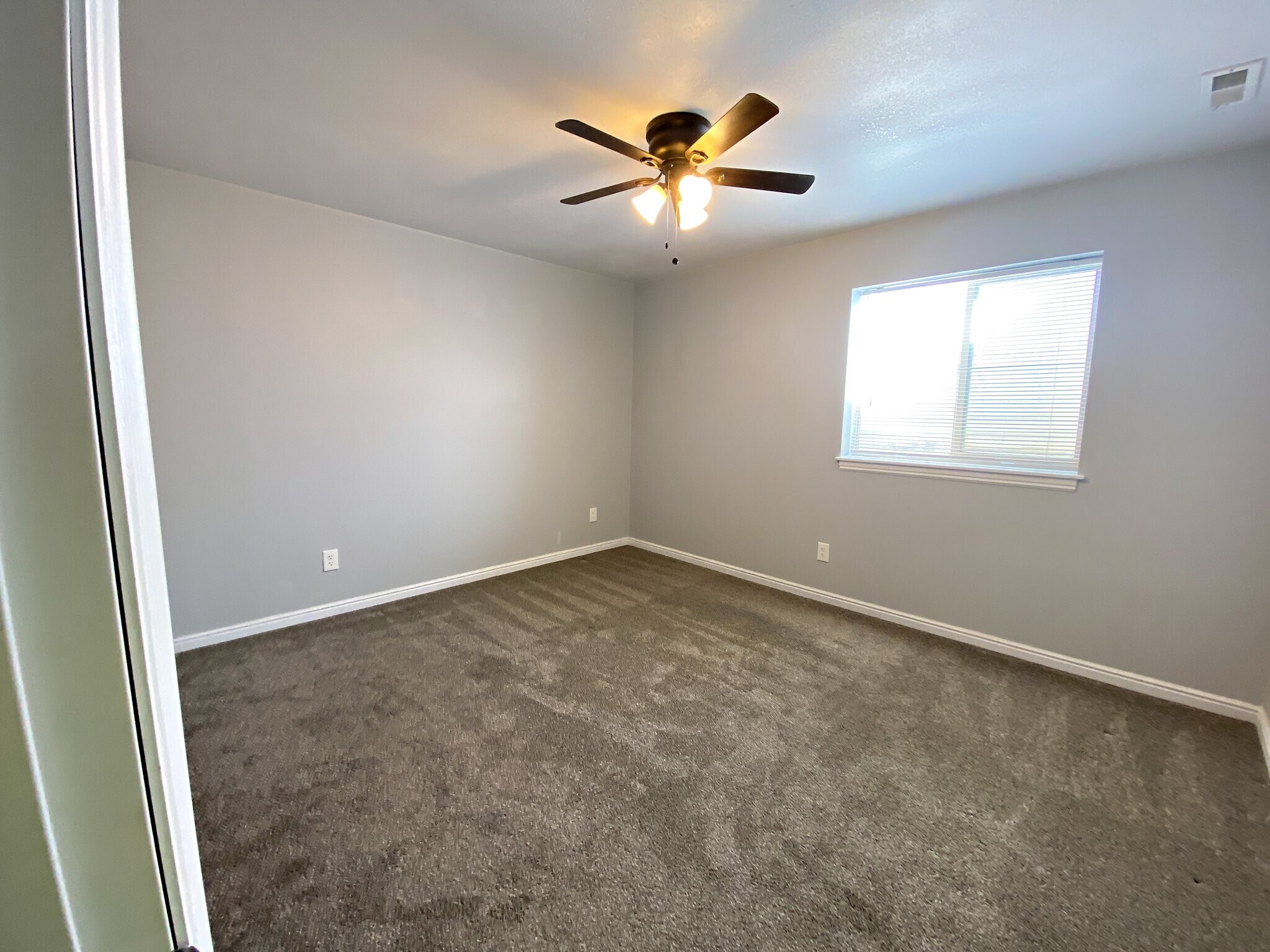 Building Photo - 2410 E View Dr
